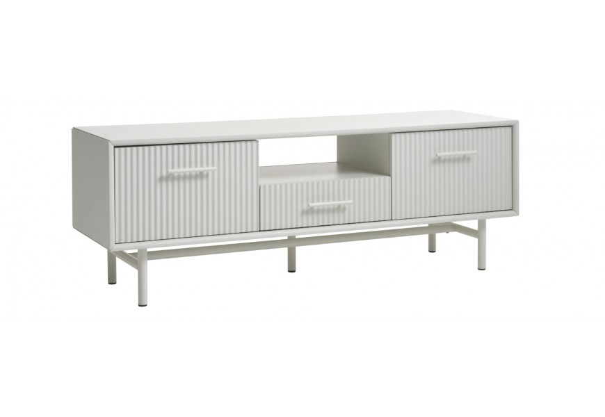 Moderný obdĺžnikový televízny stolík Hvidea v béžovo sivom odtieni greige s hladkou doskou a drážkovanou fasádou na dvoch jednodverových skrinkách a jednej zásuvke s jednou otvorenou policou s kovovými nohami a úchytkami