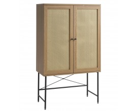 Modern&aacute; barov&aacute; skrinka Malmo v hnedom dubovom preveden&iacute; s dvierkami s ratanov&yacute;m v&yacute;pletom a čiernymi kovov&yacute;mi detailmi 135 cm