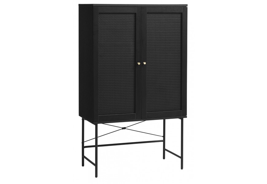 Dizajnová moderná dvojdverová barová skrinka Malmo v čiernom dubovom prevedení a s ratanovým výpletom s viedenským vzorom s kovovou podstavou a okrúhlymi úchytkami v zlatej farbe