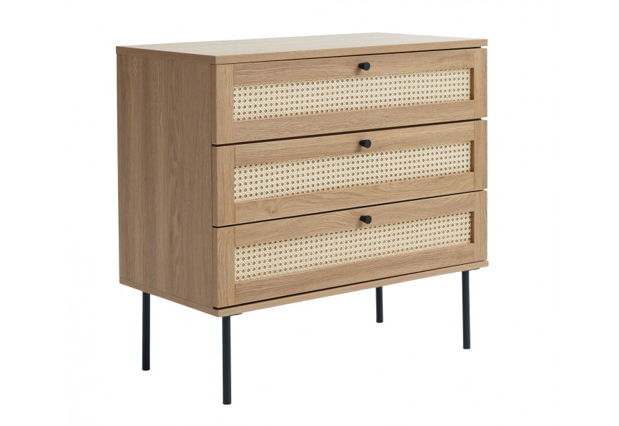 Industriálna retro obdĺžniková komoda Malmo s tromi zásuvkami s ratanovým výpletom s viedenským vzorom vo svetlom hnedom dubovom prevedení s nohami a úchytkami z kovu v čiernej farbe