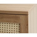 Modern&aacute; komoda Malmo v svetlej hnedej dubovej farbe s tromi z&aacute;suvkami s ratanov&yacute;m v&yacute;pletom a čiernymi nohami 80 cm