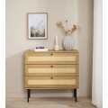 Modern&aacute; komoda Malmo v svetlej hnedej dubovej farbe s tromi z&aacute;suvkami s ratanov&yacute;m v&yacute;pletom a čiernymi nohami 80 cm