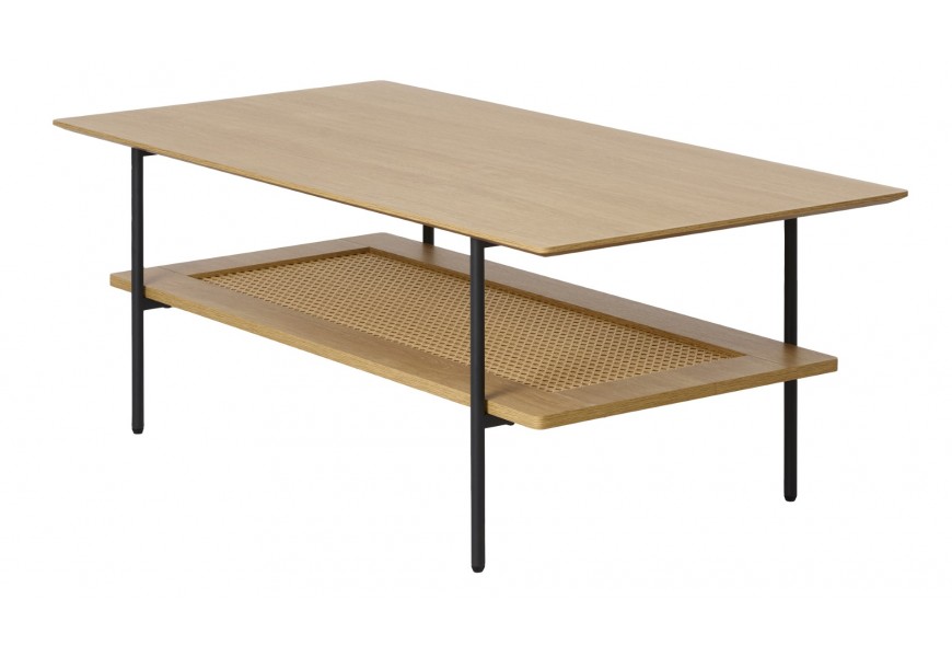 Moderný industriálny obdĺžnikový konferenčný stolík Malmo s doskou so zaoblenými rohmi v svetlej hnedej dubovej farbe s prírodnou kresbou dreva s policou s výpletom z ratanu s viedenským vzorom so štyrmi štíhlymi nohami z kovu v čiernej farbe