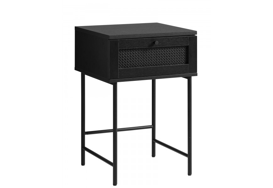 Moderný štvorcový príručný stolík Malmo s jednou zásuvkou v čiernom prevedení s dubovým dekorom a dekoratívnym ratanovým výpletom s viedenským vzorom s nožičkami z kovu