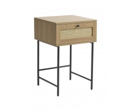 Retro industri&aacute;lny pr&iacute;ručn&yacute; stol&iacute;k Malmo vo svetlom hnedom dubovom preveden&iacute; so &scaron;tvorcovou vrchnou doskou a &uacute;ložn&yacute;m priestorom v podobe z&aacute;suvky s dekorat&iacute;vnym viedensk&yacute;m v&yacute;pletom z ratanu v b&eacute;žovej farbe s podstavou z kovu v čiernej farbe so &scaron;tyrmi vysok&yacute;mi nohami