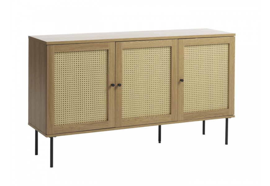 Moderný škandinávsky príborník Malmo vo svetlom hnedom dubovom prevedení s tromi dvierkami s ratanovým výpletom s viedenským vzorom v béžovej farbe s kovovými nohami a úchytkami v čiernej farbe