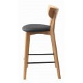 &Scaron;kandin&aacute;vska barov&aacute; stolička Vitro s mas&iacute;vnym dubov&yacute;m r&aacute;mom v svetlej hnedej farbe a čiernym kožen&yacute;m čal&uacute;nen&yacute;m sedadlom 94 cm