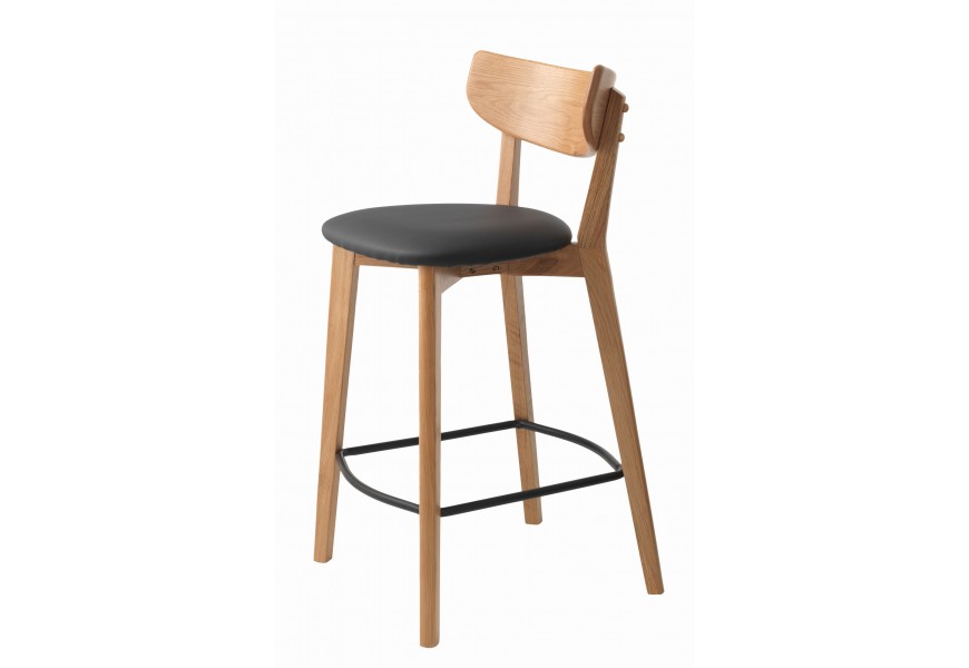 Moderná masívna barová stolička Vitro konštrukciou z dubového dreva so zaoblenou opierkou vo svetlej hnedej farbe s prírodnou kresbou letokruhov s čalúneným sedadlom s poťahom z ekokože v čiernej farbe s kovovou opierkou na nohy