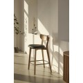 &Scaron;kandin&aacute;vska barov&aacute; stolička Vitro s mas&iacute;vnym dubov&yacute;m r&aacute;mom v svetlej hnedej farbe a čiernym kožen&yacute;m čal&uacute;nen&yacute;m sedadlom 94 cm