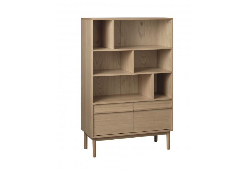 Moderná svetlá hnedá dubová knižnica Petrova na nožičkách so skrinkou a dvojitými dvierkami v spodnej časti a so šiestimi policami rozličných veľkostí v troch radoch