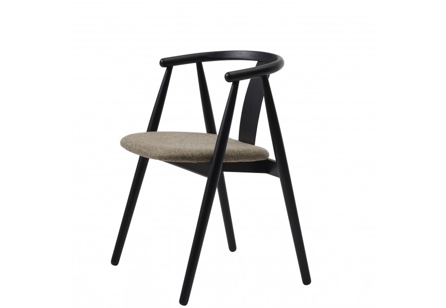 Luxusná škandinávska masívna jedálenská stolička Cordel s obdĺžnikovým čalúneným sedadlom s melírovaným poťahom s hnedej a sivej farbe s konštrukciou z dubového dreva v čiernom prevedení s operadlom v tvare U so šikmými nohami