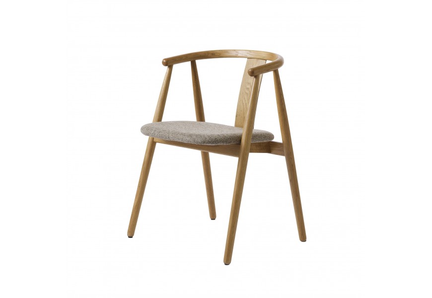 Luxusná moderná masívna jedálenská stolička Cordel so svetlou hnedou dubovou konštrukciou s priznanou kresbou letokruhov s opierkou v tvare U a šikmými nohami s čalúneným sedadlom s melírovaným poťahom v hnedosivej farbe