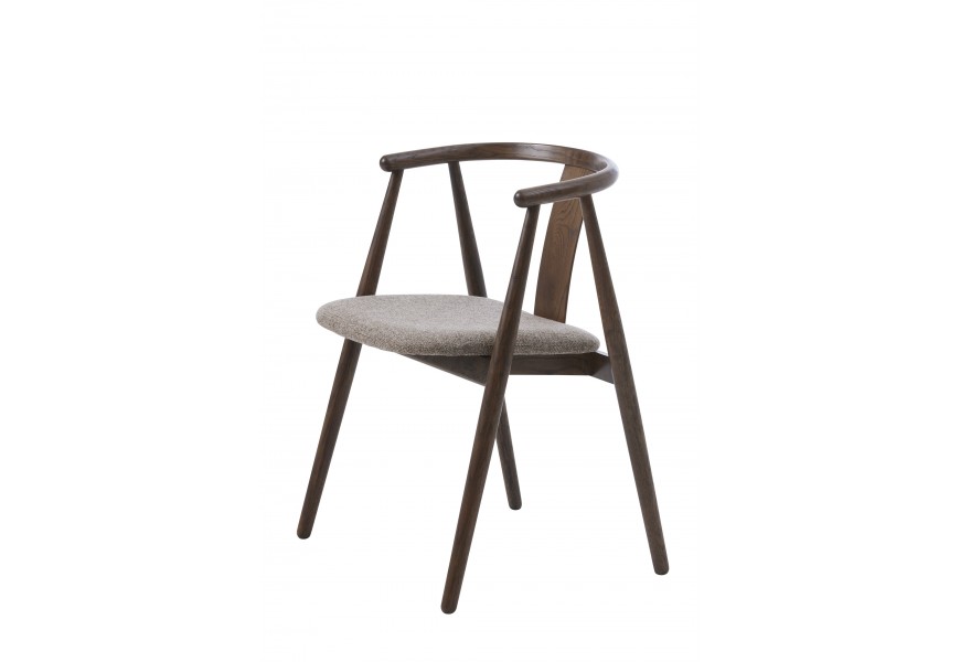 Luxusná moderná masívna jedálenská stolička Cordel s čalúnením a melírovaným poťahom s odtieňoch hnedej a sivej z konštrukciou z dubového dreva v tmavom hnedom lakovaní so šikmými nohami a opierkou v tvare U