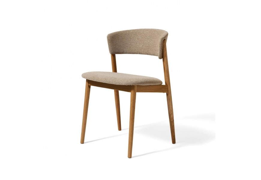 Moderná svetlá hnedá dubová jedálenská stolička Malia s masívnou konštrukciou a penovým čalúnením na opierke a sedadle s poťahom so ženilkovým finišom v béžovom melírovanom prevedení