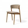 Moderná svetlá hnedá dubová jedálenská stolička Malia s masívnou konštrukciou a penovým čalúnením na opierke a sedadle s poťahom so ženilkovým finišom v béžovom melírovanom prevedení