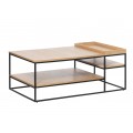 Moderný obdĺžnikový konferenčný stolík Soldo s čiernou kovovou konštrukciou s dvomi policami a vrchnou doskou so segmentom s vyvýšenými okrajmi z dubového dreva v prírodnej svetlej hnedej farbe