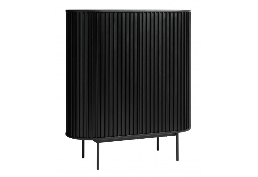 Dizajnový art deco oválny vysoký príborník Odense so štyrmi policami a jednou zásuvkou s dvomi posuvnými dvierkami bez úchytiek s vertikálnym reliéfnom v čiernom odtieni a kovovými nožičkami