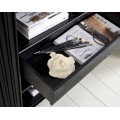 Modern&aacute; čierna ov&aacute;lna barov&aacute; skrinka Odense s posuvn&yacute;mi dvierkami bez &uacute;chytiek s 3D lamelov&yacute;m dekorom a kovov&yacute;mi nohami 125 cm 