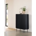 Modern&aacute; čierna ov&aacute;lna barov&aacute; skrinka Odense s posuvn&yacute;mi dvierkami bez &uacute;chytiek s 3D lamelov&yacute;m dekorom a kovov&yacute;mi nohami 125 cm 