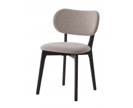 &Scaron;kandin&aacute;vska mas&iacute;vna jed&aacute;lensk&aacute; stolička Bronco s kon&scaron;trukciou z dubov&eacute;ho dreva v tmavej hnedej farbe s priznanou &scaron;trukt&uacute;rou a čal&uacute;nen&yacute;m sedadlom a zaoblen&yacute;m operadlom s mel&iacute;rovan&yacute;m poťahom v b&eacute;žov&yacute;ch odtieňoch