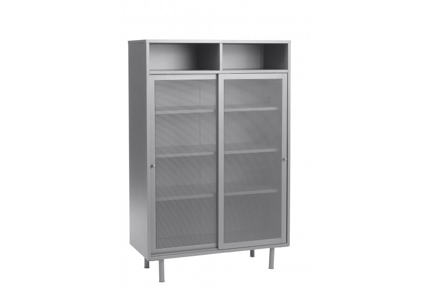 Industriálna dvojdverová barová skrinka Vejle s dvomi otvorenými policami a úložným priestorom s posuvnými dvierkami s poloprihľadným perforovaným efektom so štyrmi nohami z kovu v sivobéžovej farbe v odtieni greige