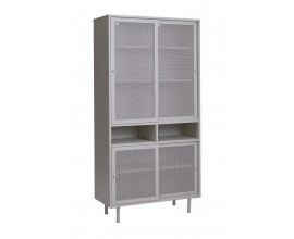 Industri&aacute;lna obdĺžnikov&aacute; jed&aacute;lensk&aacute; vitr&iacute;na Vejle so &scaron;tyrmi posuvn&yacute;mi dvierkami s perforovan&yacute;m dekorom a policami na nožičk&aacute;ch z kovu v sivom a b&eacute;žovom odtieni greige