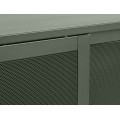 Modern&yacute; industri&aacute;lny pr&iacute;born&iacute;k Vejle s dvomi perforovan&yacute;mi dvierkami a policami z kovu v olivovej zelenej farbe 160 cm