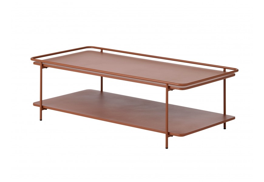Industriálny obdĺžnikový konferenčný stolík Koge z kovu v terakotovom hnedom odtieni s vrchnou doskou s vyvýšeným okrajom a otvorenou policou so štyrmi štíhlymi nohami