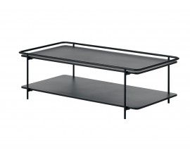 Industri&aacute;lny obdĺžnikov&yacute; konferenčn&yacute; stol&iacute;k Koge z kovu v čiernej farbe s policou a vyv&yacute;&scaron;en&yacute;mi okrajmi vrchnej dosky 110 cm