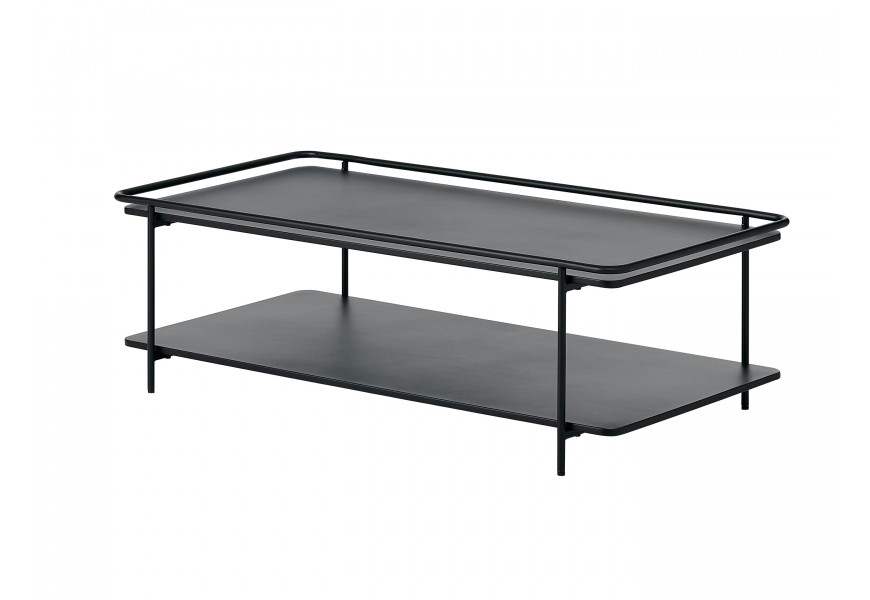 Moderný čierny kovový konferenčný stolík Koge s obdĺžnikovou vrchnou doskou s vyvýšeným okrajom a policou na štíhlych valcovitých nohách