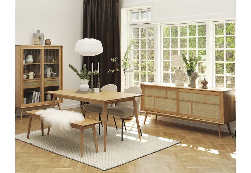 Škandinávska retro zostava nábytku do jedálne Aarhus vo svetlej hnedej farbe dubového dreva s béžovým ratanovým výpletom s obdĺžnikovým rozkladacím stolom s lavicou a béžovými čalúnenými stoličkami s barovou skrinkou s preskelnými dvierkami a príborníkom