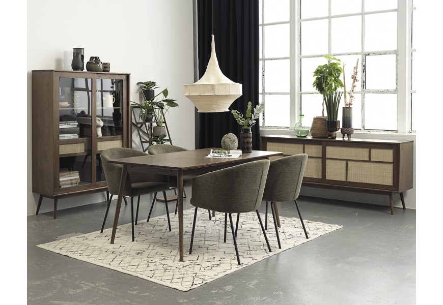 Škandinávska severská zostava nábytku do jedálne Aarhus v dubovom prevedení v tmavej hnedej farbe s béžovým ratanovým výpletom s olivovo zelenými čalúnenými stoličkami s obdĺžnikovým rozkladacím stolom a príborníkom a vitrínou s presklenými dvierkami
