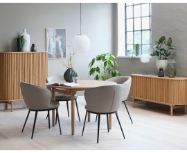 Luxusn&aacute; retro mas&iacute;vna zostava n&aacute;bytku do jed&aacute;lne Roskilde z dubov&eacute;ho dreva v pr&iacute;rodnej svetlej hnedej farbe s okr&uacute;hlym rozkladac&iacute;m stolom a ov&aacute;lnou barovou skrinkou a pr&iacute;born&iacute;kom s kožen&yacute;mi stoličkami v hnedosivom odtieni taupe