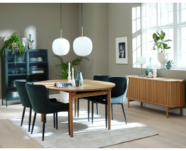 Art deco retro jed&aacute;lensk&aacute; zostava Roskilde so svetl&yacute;m hned&yacute;m dubov&yacute;m ov&aacute;lnym jed&aacute;lensk&yacute;m stolom a pr&iacute;born&iacute;kom s lamelov&yacute;m dekorom s čal&uacute;nenou zamatovou jed&aacute;lenskou stoličkou a vitr&iacute;nou s rebrovan&yacute;m sklom v tmavej zelenej farbe