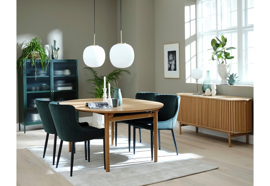 Art deco retro jedálenská zostava Roskilde so svetlým hnedým dubovým oválnym jedálenským stolom a príborníkom s lamelovým dekorom s čalúnenou zamatovou jedálenskou stoličkou a vitrínou s rebrovaným sklom v tmavej zelenej farbe