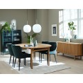 Art deco retro jedálenská zostava Roskilde so svetlým hnedým dubovým oválnym jedálenským stolom a príborníkom s lamelovým dekorom s čalúnenou zamatovou jedálenskou stoličkou a vitrínou s rebrovaným sklom v tmavej zelenej farbe
