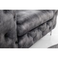 Luxusn&eacute; chesterfield kreslo Modern Barock v tmavosivej farbe so zamatov&yacute;m poťahom a strieborn&yacute;mi nožičkami z kovu 120 cm 
