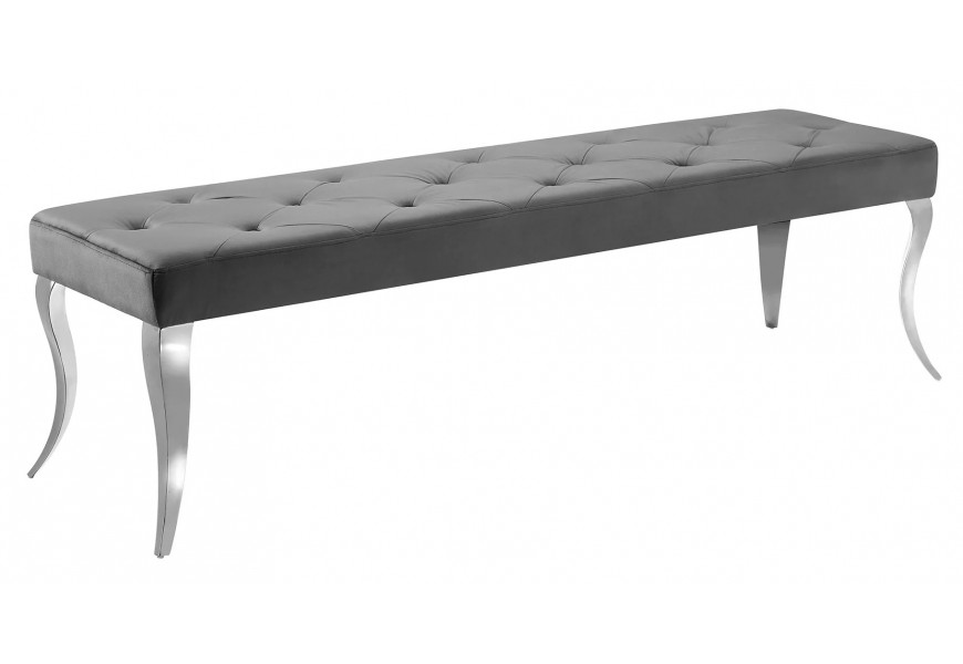 Dizajnová baroková obdĺžniková jedálenská lavica Modern Barock s chesterfield prešívaním a gombíkmi v sivej farbe so zamatovým poťahom a polstrovaním sedadlom s kabriolovými nožičkami s chrómovou úpravou