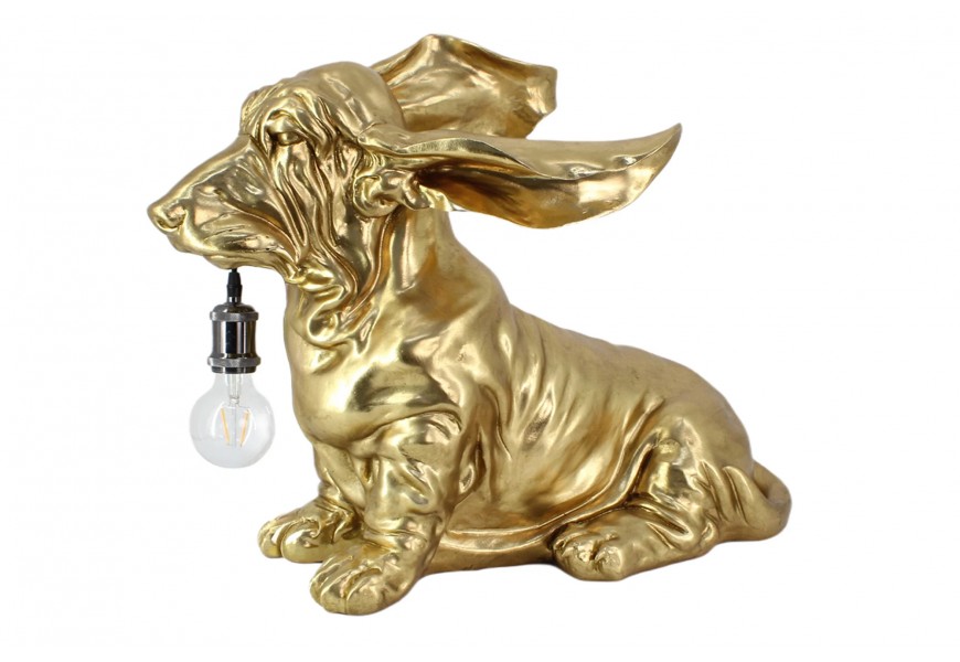 Štýlová art deco stolná lampa Pop Atelier v atypickom tvare psa jazvečíka v zlatej farbe s dlhými ušami s predĺženým telom s krátkymi nohami s obímkou v papule a dlhým prívodným káblom