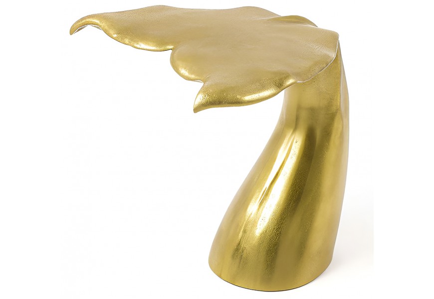 Dizajnový art deco atypický príručný stolík Whale v tvare rybej plutvy v zlatom odtieni s kuželovou podnožou a s hornou odkladacou plochou z odolného hliníku