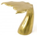Dizajnový art deco atypický príručný stolík Whale v tvare rybej plutvy v zlatom odtieni s kuželovou podnožou a s hornou odkladacou plochou z odolného hliníku
