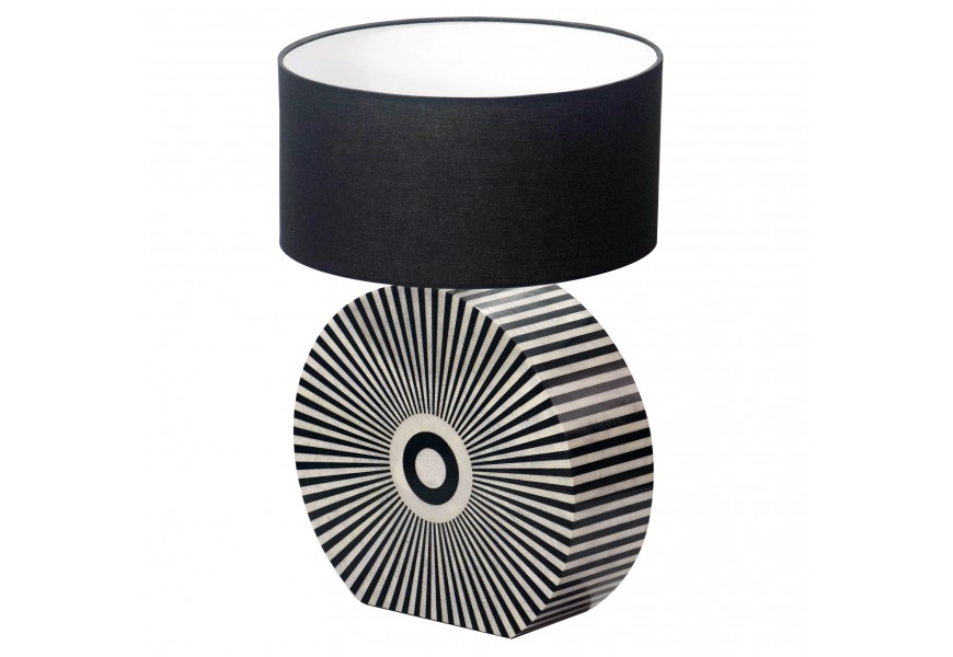 Moderná art deco čierno biela stolná lampa Celia s nohou v tvare kruhu z akrylu s kosťovou intarziou s motívom slnečných lúčov v čiernej a bielej farbe s okrúhlym textilným tienidlom v čiernej farbe