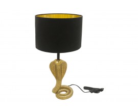 Art deco nočn&aacute; lampa Tierra Glam s kovovou nohou v zlatej farbe v tvare zdvihnutej kobry s rozprestret&yacute;m golierom a stočen&yacute;m chvostom s čiernym textiln&yacute;m tienidlom valcovit&eacute;ho tvaru so zlat&yacute;m vn&uacute;trom