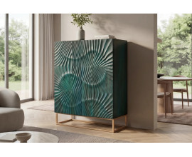 Modern&aacute; etno barov&aacute; skrinka Cumbria v tyrkysovej farbe so zlatou podstavou s organick&yacute;m reli&eacute;fom vlny na dvierkach 120 cm