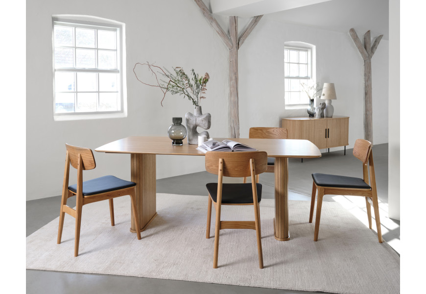 Retro moderná zostava nábytku do jedálne Bornholm vo svetlej hnedej farbe dubového dreva s obdĺžnikovým jedálenským stolom a oválnym príborníkom s lamelový dekorom so stoličkami s čiernym koženým sedadlom