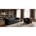 Modern&aacute; luxusn&aacute; ob&yacute;vacia zostava Chesterfield s klasick&yacute;m n&aacute;dychom v čiernom koženom preveden&iacute;
