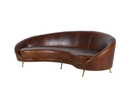 Luxusn&aacute; kožen&aacute; vintage sedačka Suira ov&aacute;lneho organick&eacute;ho tvaru s poťahom z pravej kože v teplej hnedej farbe s jemnou patinou so &scaron;t&iacute;hlymi nožičkami z kovu v zlatej farbe