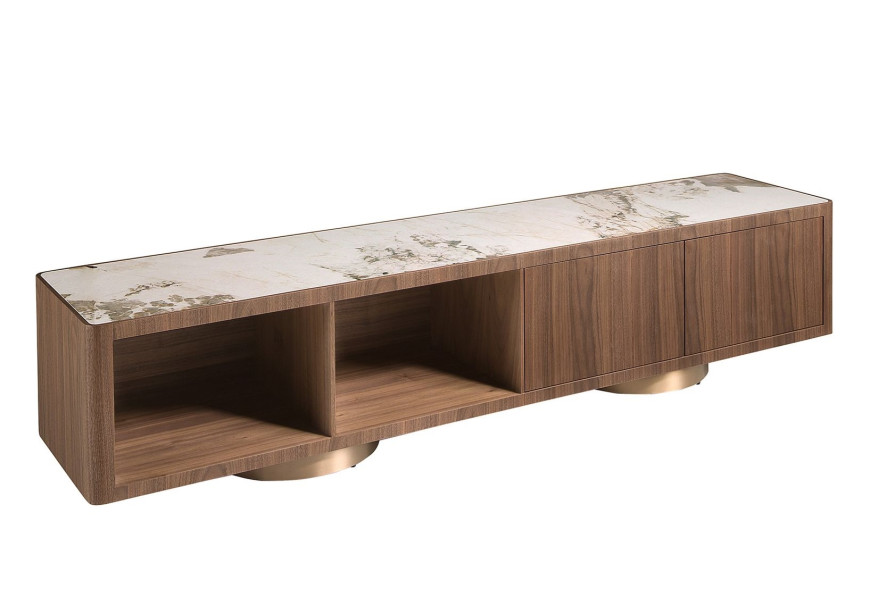 Luxusný moderný mramorový televízny stolík Vita Naturale s obdĺžnikovou porcelánovou vrchnou doskou v bielej farbe s mramorovaním v hnedej a sivej farbe s dvomi policami a dvomi zásuvkami z orechovej dyhy v hnedej farbe s lesklými zlatými nohami
