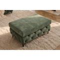 Modern&aacute; glamour obdĺžnikov&aacute; taburetka Modern Barock so zelen&yacute;m zamatov&yacute;m poťahom a chesterfield pre&scaron;&iacute;van&iacute;m na nožičk&aacute;ch 95 cm
