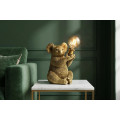 Dizajnov&aacute; glamour stoln&aacute; lampa Tierra Glam v zlatej farbe v podobe sediacej koaly držiacej okr&uacute;hle sklenen&eacute; tienidlo 34 cm